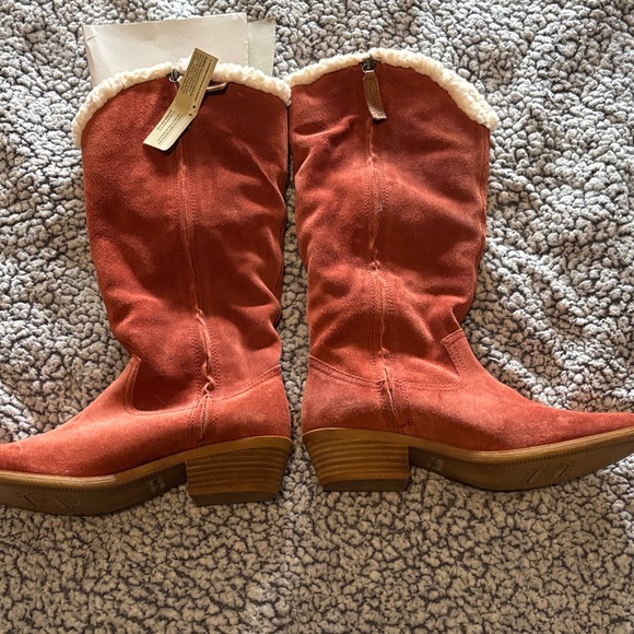 Dingo Red Suede Boots with White Fur Trim - Picture 2 of 4